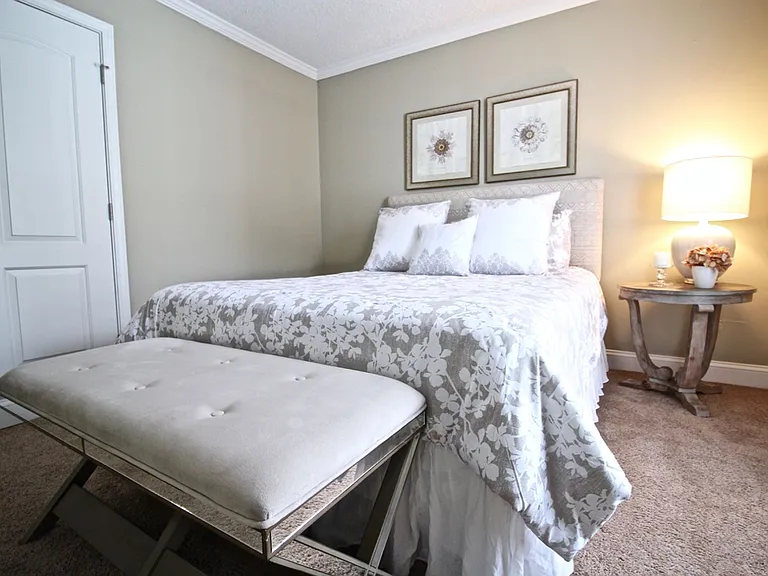 Plaza La Belle Apartments — Photo 12