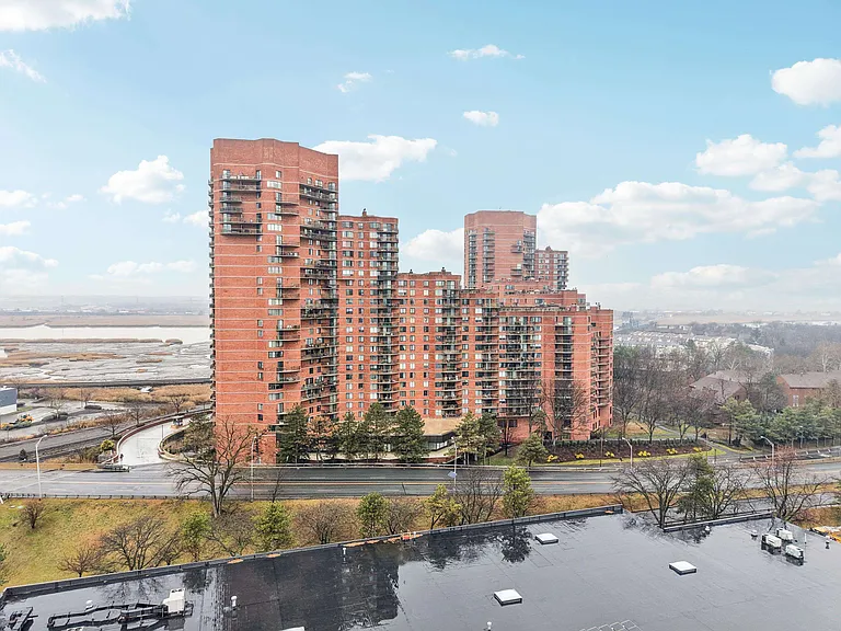530 Harmon Cove Tower #530 — Photo 33