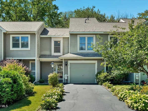 3 Generals Way, Halfmoon, NY 12065