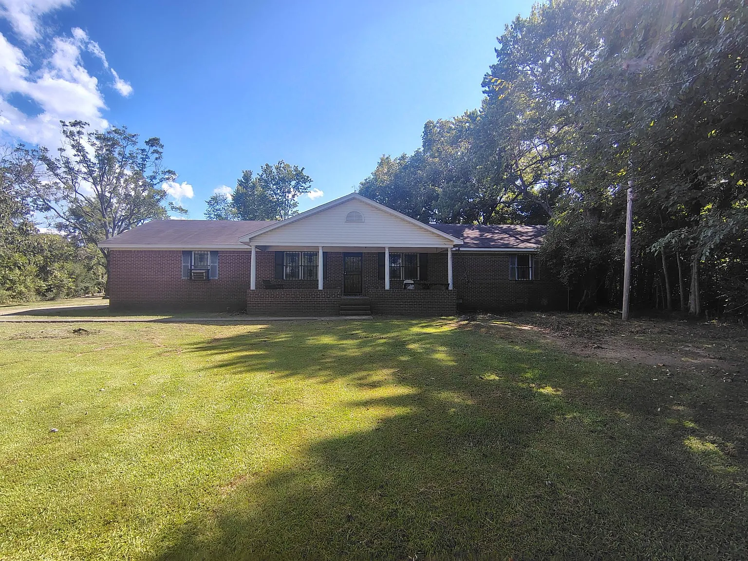 3 bed, 2.0 bath, 2437 sqft, $1,600 — Photo 1
