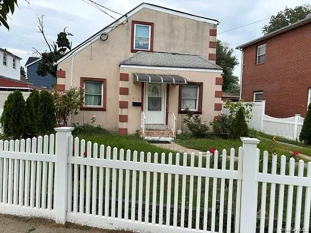 2 bed, 1.0 bath, 1328 sqft, $2,600 — Photo 1