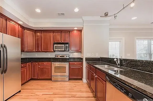 2 bed, 2.5 bath, 1500 sqft, $1,950 — Photo 2