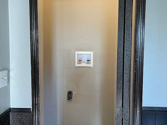4th image of 1015 W Elmwood Dr