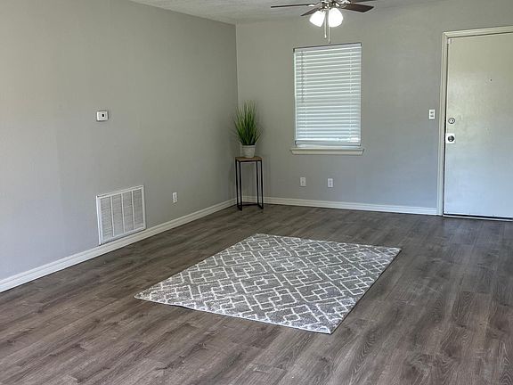 3rd image of 304 Spruce Dr