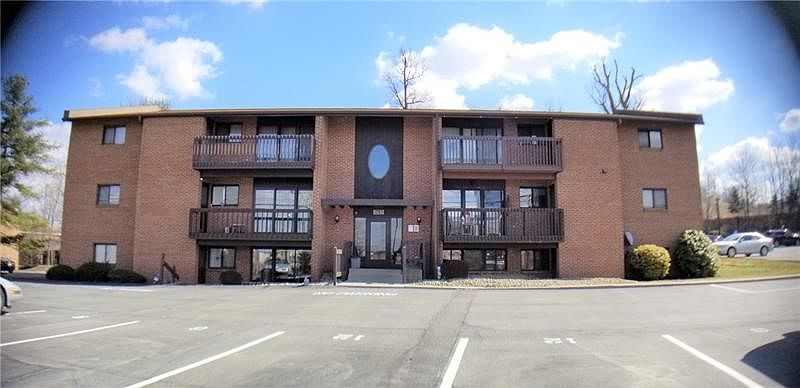 Conveniently located mid-rise in Cranberry.  A retreat in the center of activity and commuting.