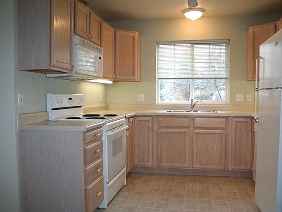 5th image of 130 SW Westpine Pl APT 5
