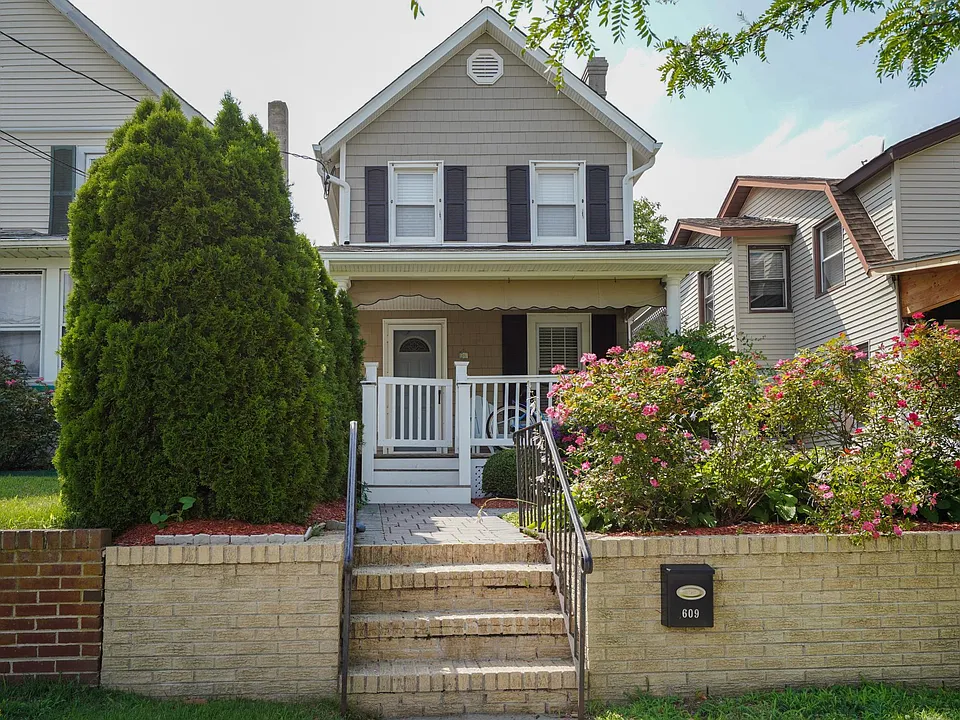 609 Main St