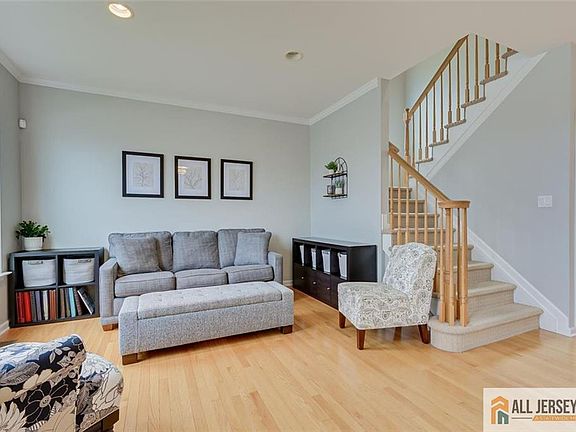3rd image of 10 Eddington Ln