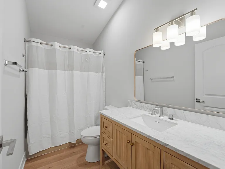 136 Edgewater Dr — Photo 14