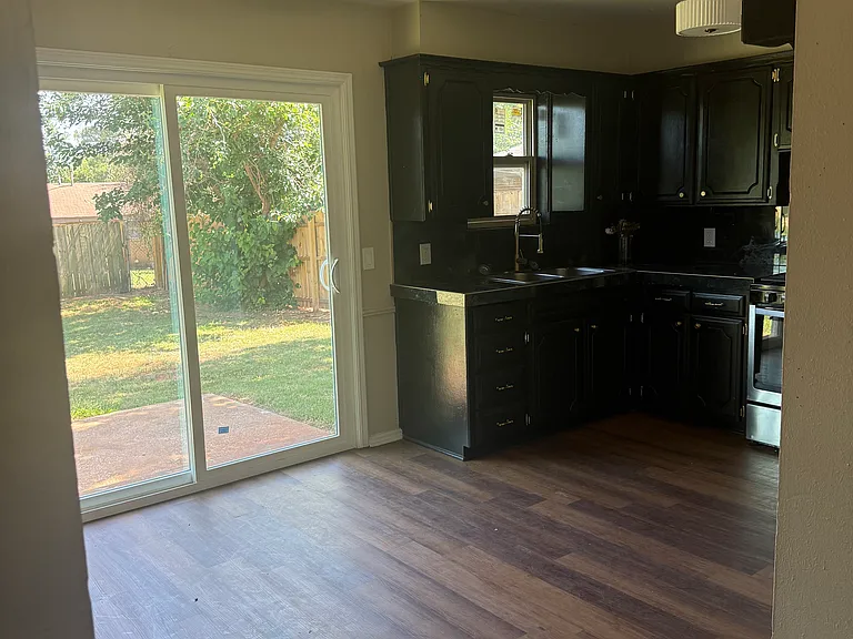 1304 Locust Dr — Photo 5