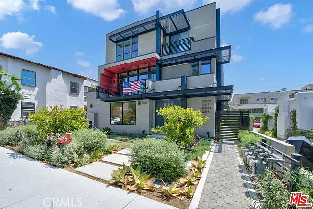 1204 N Orange Grove Ave — Photo 2