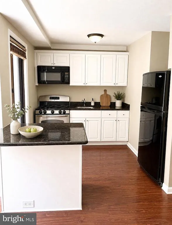 Studio, 1.0 bath, 411 sqft, $1,650 — Photo 2