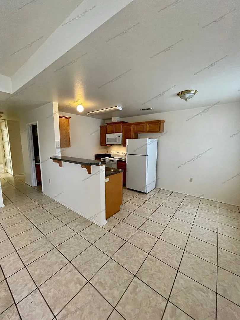 3 bed, 2.0 bath, 1050 sqft, $925 — Photo 3