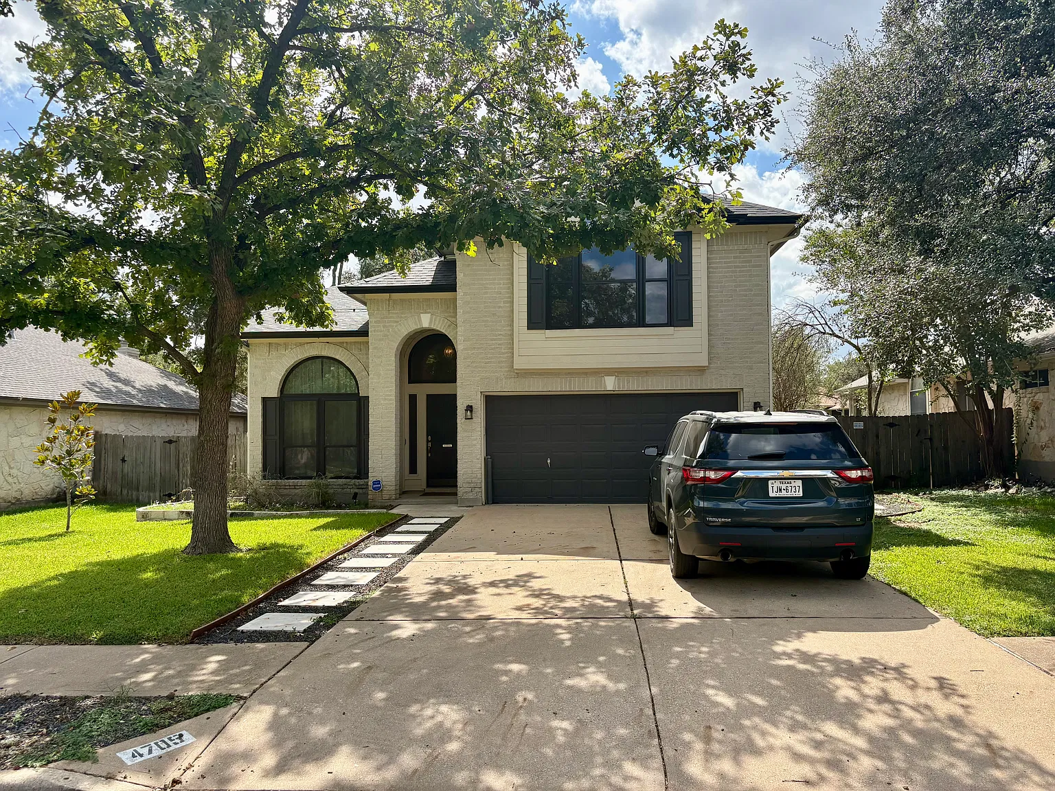 4 bed, 2.5 bath, 2086 sqft, $3,200 — Photo 1