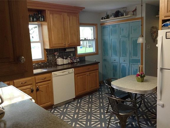 5th image of 1582 Crest Dr