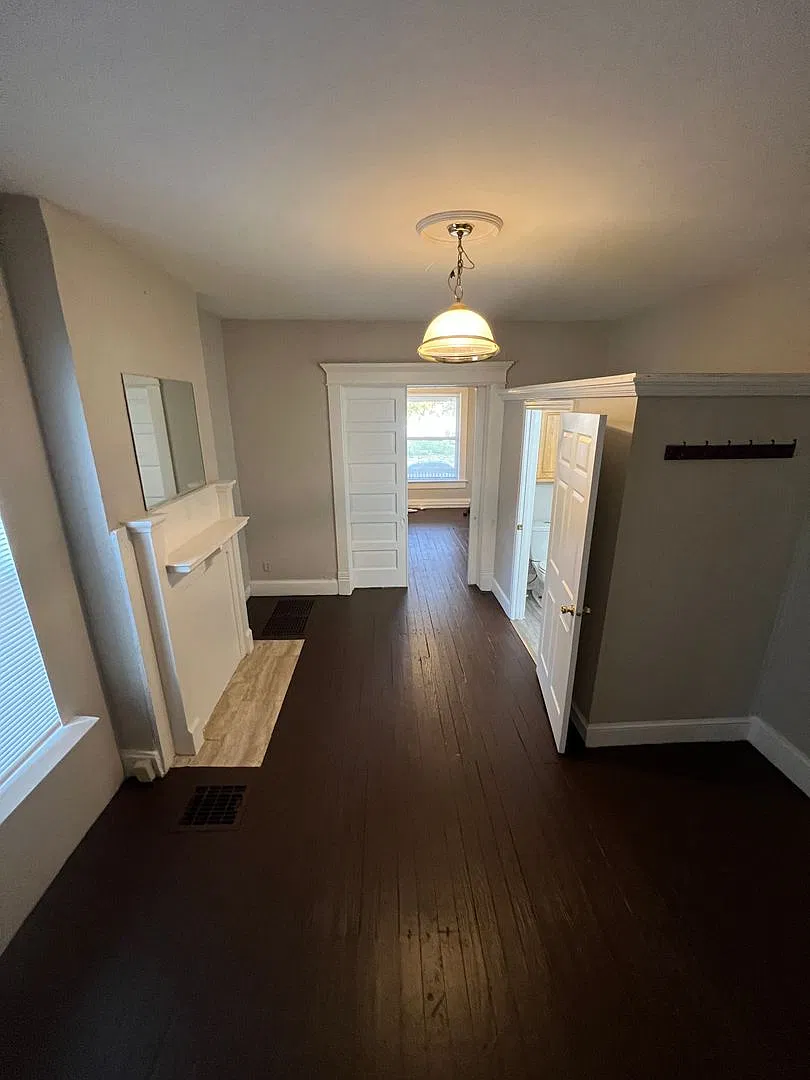 Newly Updated 5 Bedroom, 2.5 Bathroom Duplex Unit — Photo 4