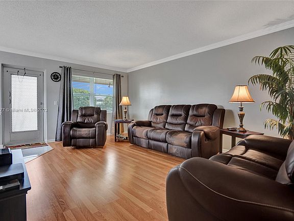 3rd image of 112 Windsor E #112