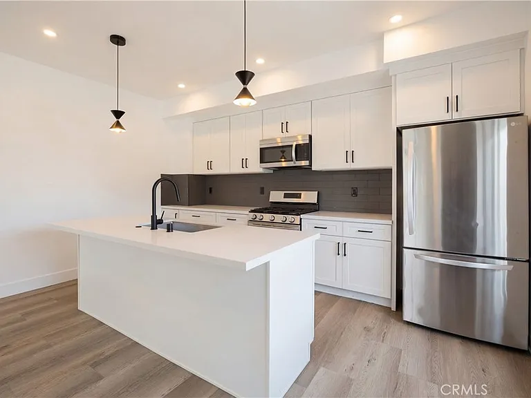 21721 Hart St — Photo 4