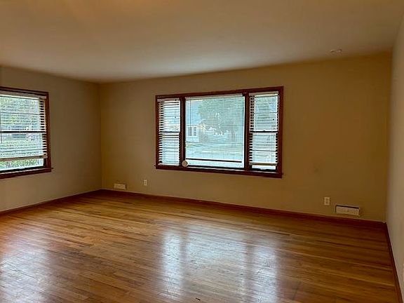 4th image of 2610 Prial Ave