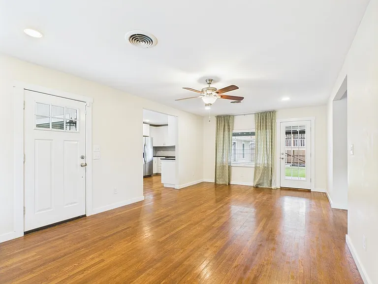 409 S Pear St — Photo 5