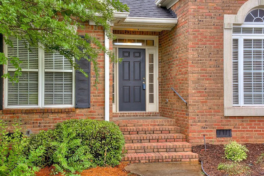 4 bed, 2.0 bath, 2244 sqft, $1,900 — Photo 3