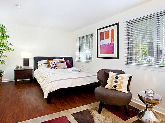 2nd image of 2727 N Pine Grove Ave #505