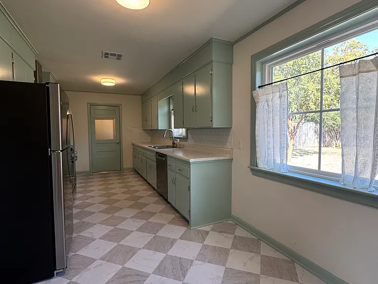 1803 Dorchester Dr — Photo 18