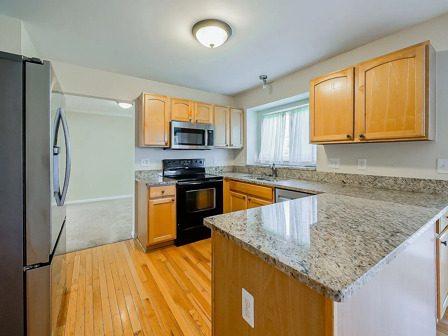 Spacious 4-Bedroom Colonial Home in Wixom! — Photo 2