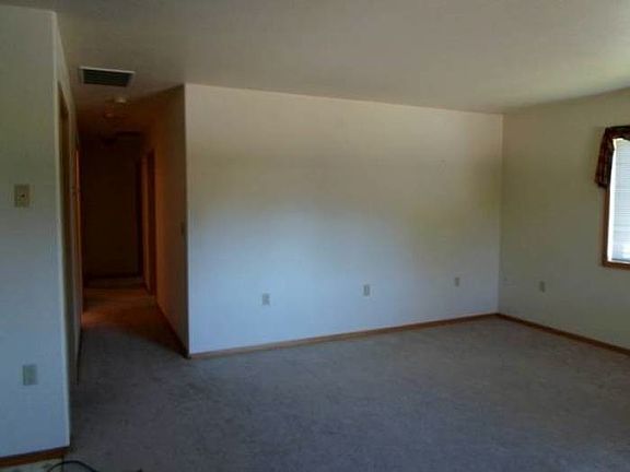 4th image of 219 A St N APT 4A