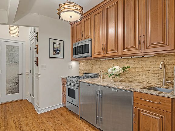 4th image of 24 Cornelia St APT 17