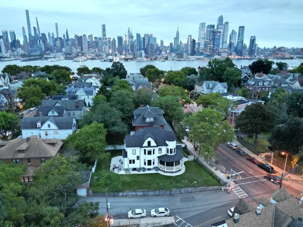 711 715th Blvd, Weehawken, NJ 07086