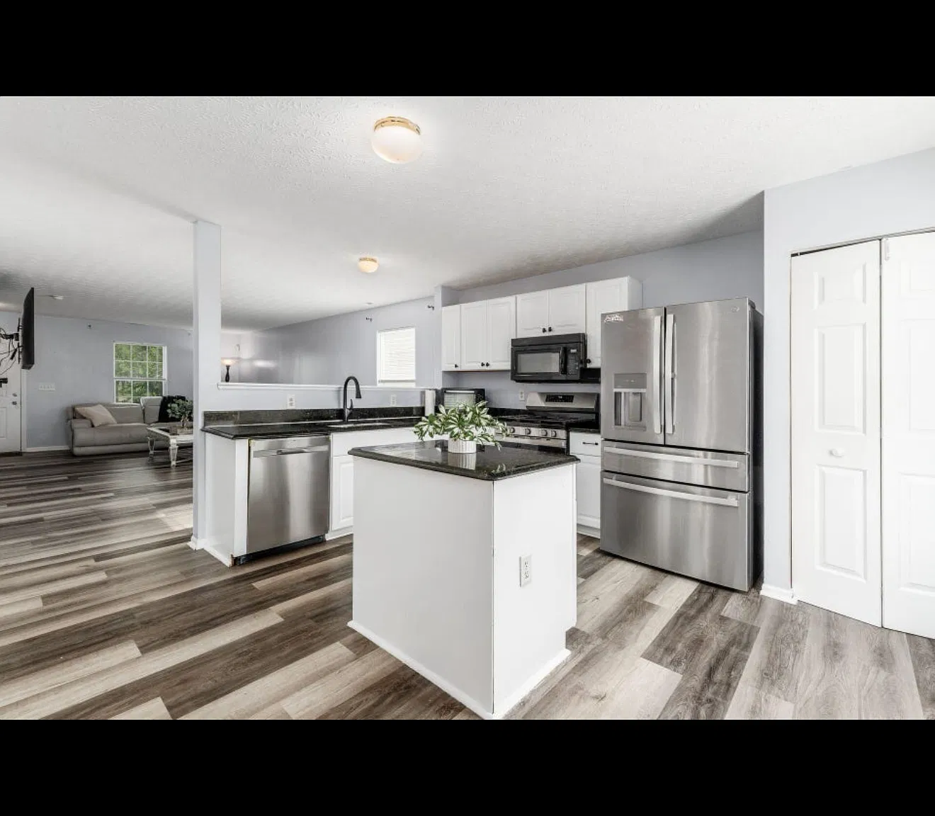 4 bed, 2.5 bath, 2312 sqft, $2,500 — Photo 3