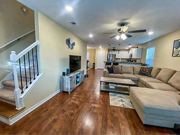 3rd image of 863 Fairview Dr #A