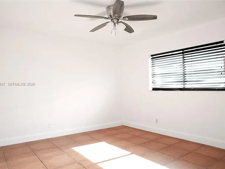 304 SE 9th Ct #6 — Photo 17
