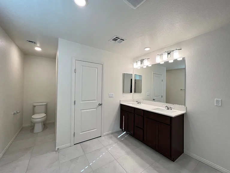 7569 W Mistral Ave — Photo 18