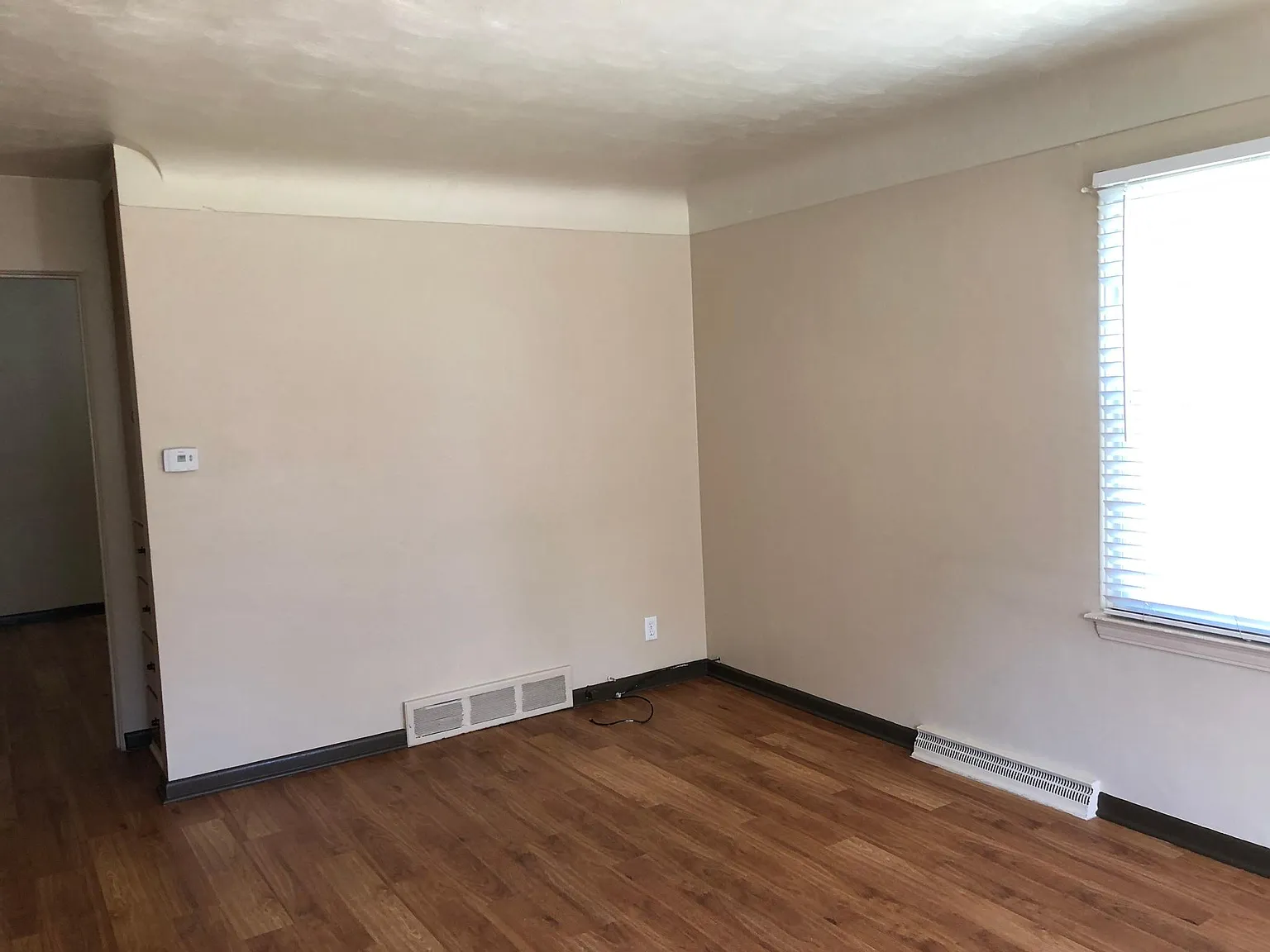 4 bed, 1.5 bath, 1031 sqft, $3,000 — Photo 3