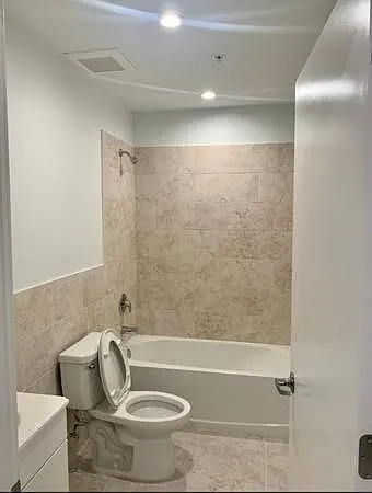 2 bed, 2.5 bath, 930 sqft, $2,400 — Photo 3