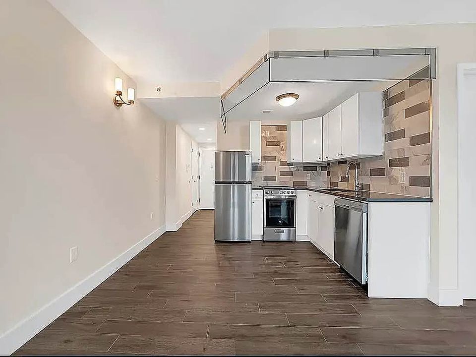 1st image of 1533 E 19th St #807