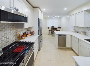 18 Snowdrift Ln, Howell, NJ 07731