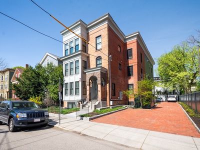 43 Essex St #1, Cambridge, MA, 02139
