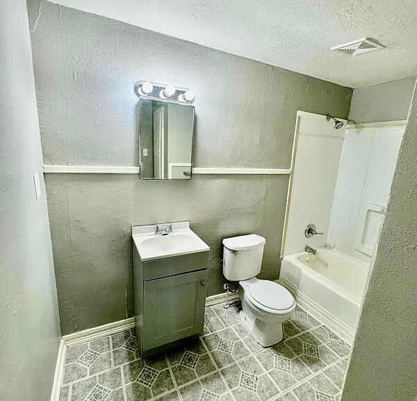 4265 Woodlawn Ave #B — Photo 11