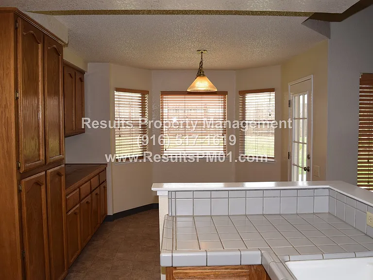6412 Old Orchard Way — Photo 7