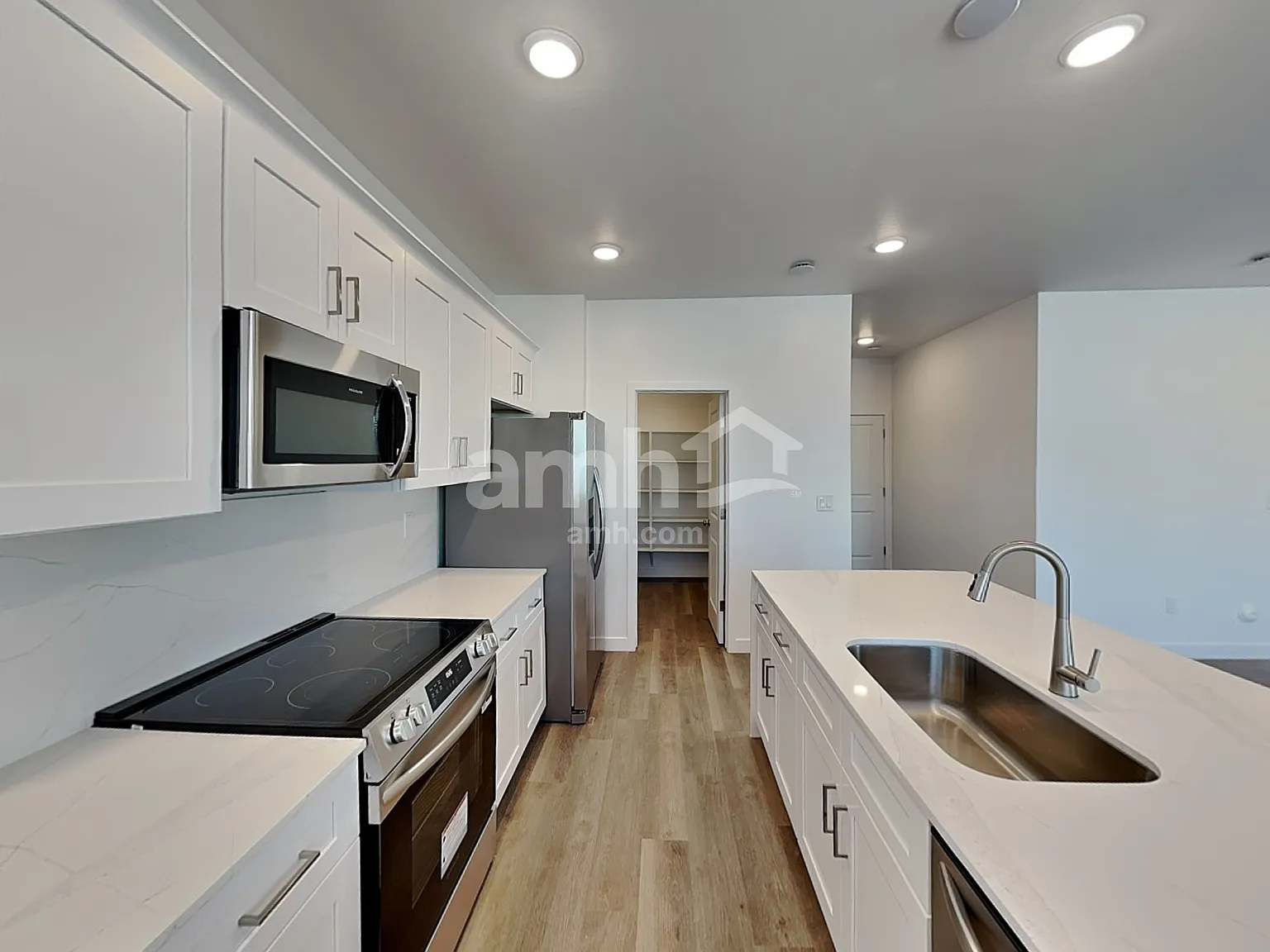 5 bed, 3.0 bath, 2506 sqft, $2,670 — Photo 4