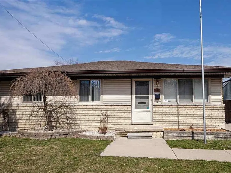 21825 Ridgeway St — Photo 1