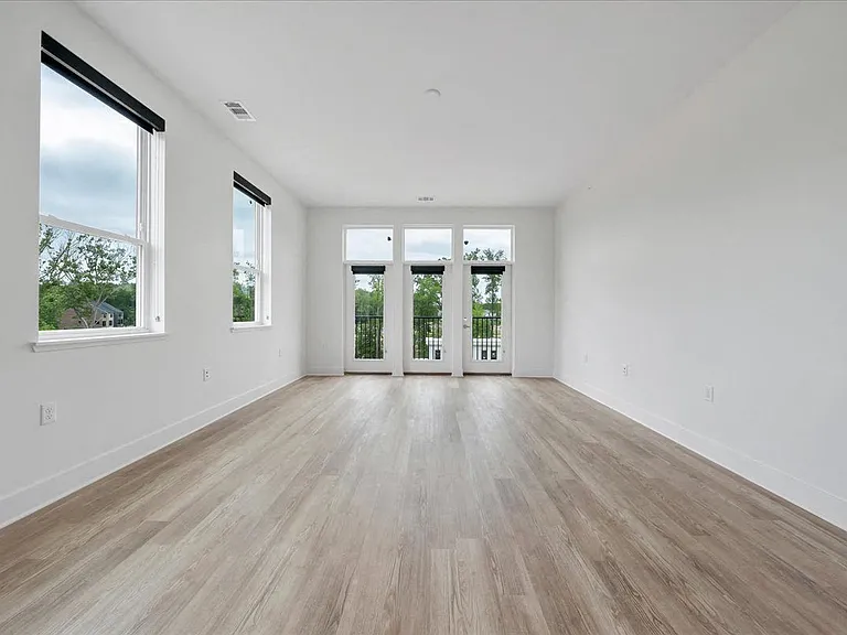 Luxe 360 on Centerpointe — Photo 14