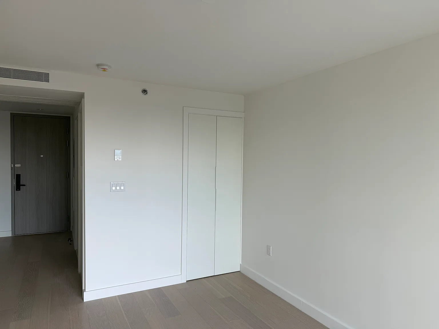 Studio, 438 sqft, $2,600 — Photo 3
