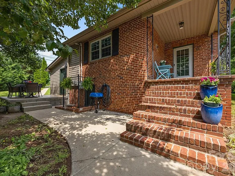 2 Enka Orchard St — Photo 2
