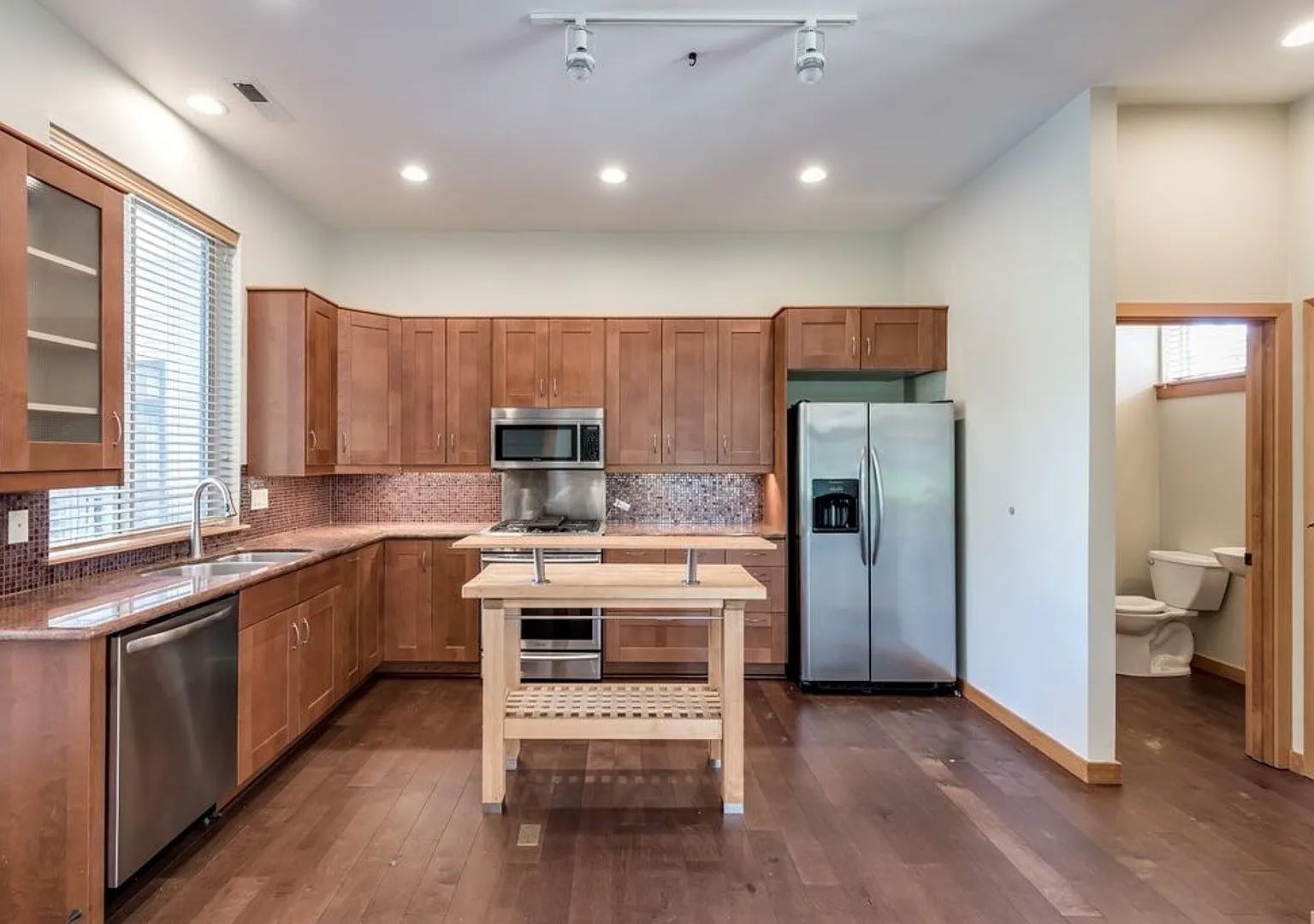 Stunning Three-Bedroom Townhome in Desirable Johns Landing! — Photo 3