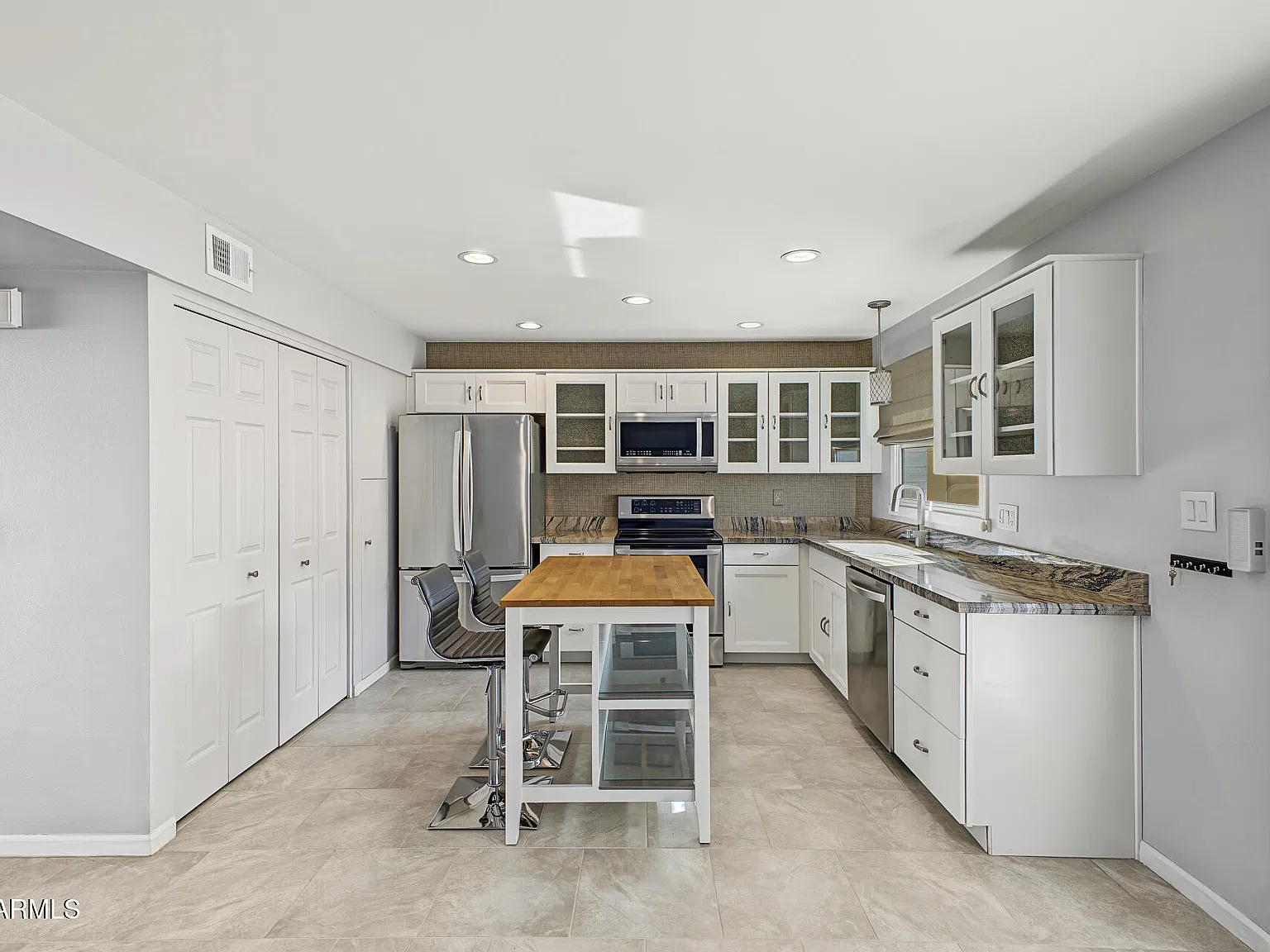 3 bed, 2.5 bath, 1408 sqft, $2,500 — Photo 2
