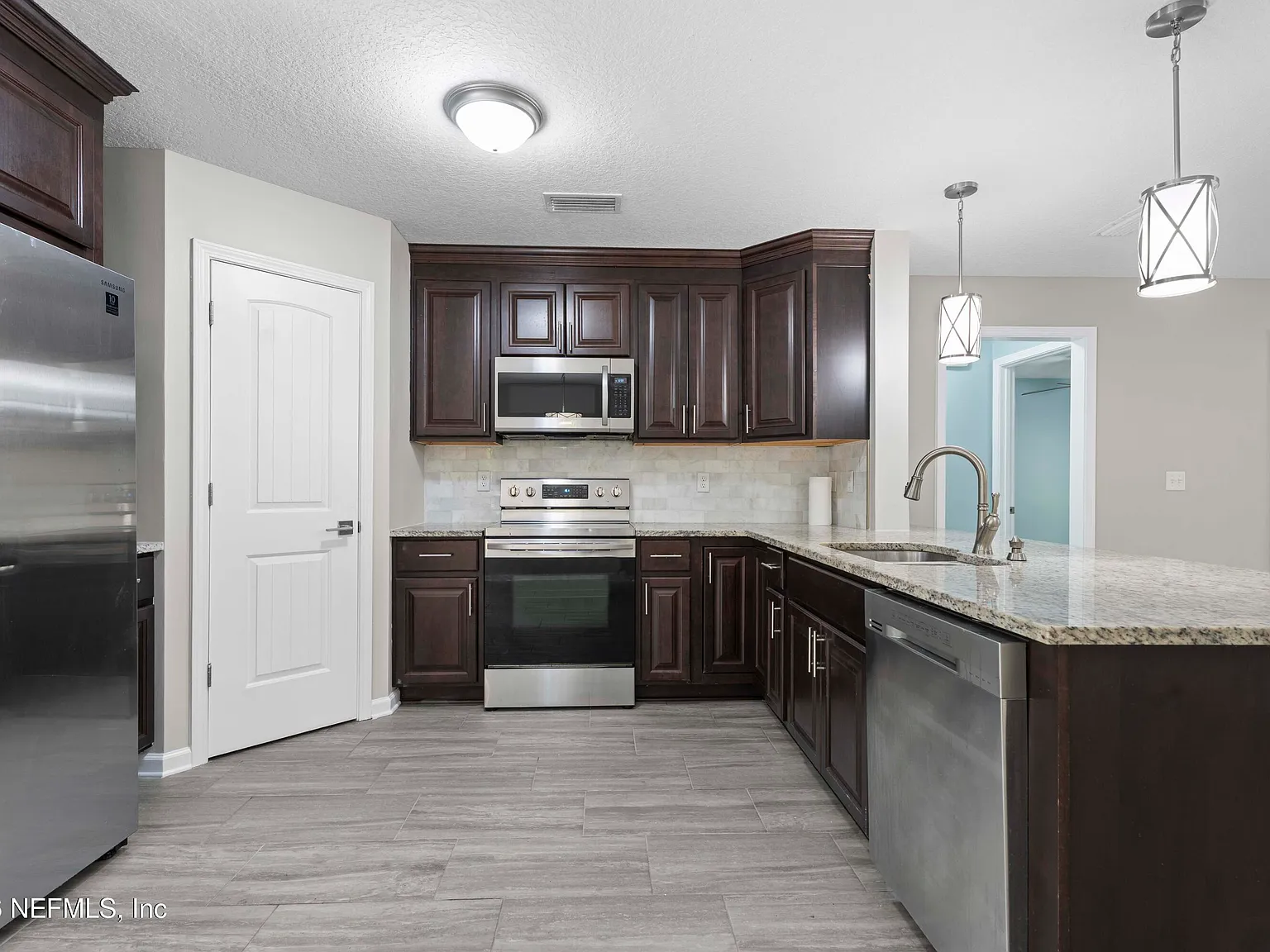 3 bed, 2.0 bath, 1260 sqft, $1,900 — Photo 4